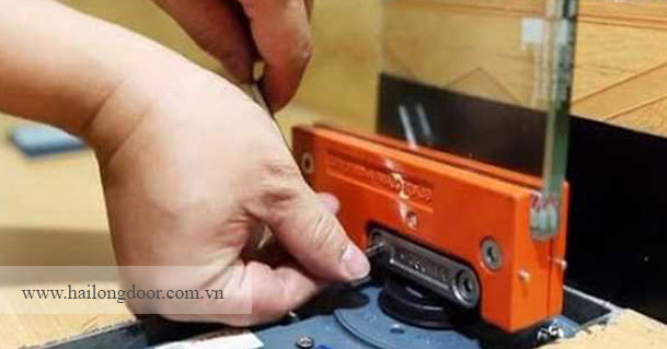 Những lỗi phổ biến của cửa kính thủy lực