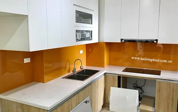 Kính màu ốp bếp vàng cam