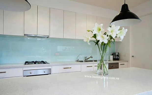 Kính ốp bếp màu xanh nước biển