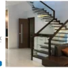 Cầu thang kính cường lực tay vịn gỗ