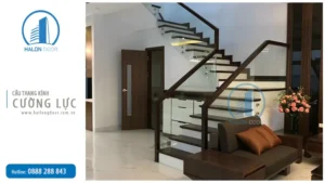 Cầu thang kính cường lực tay vịn gỗ