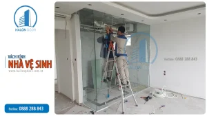 Vách kính nhà vệ sinh