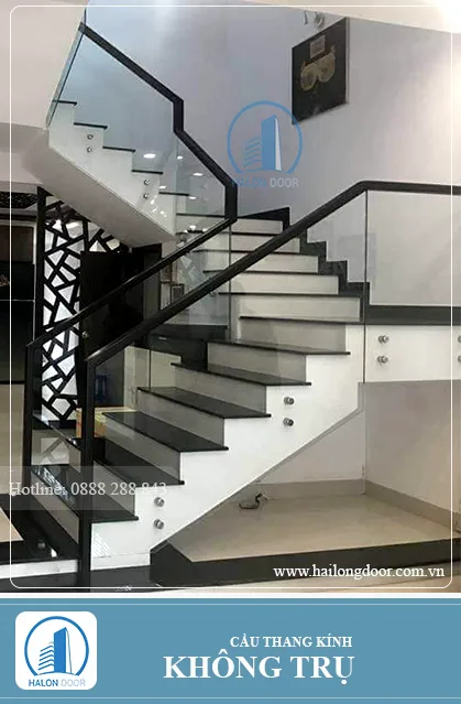 Cầu thang kính tay vịn gỗ vuông