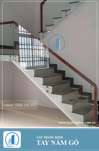 Cầu thang kính tạy vịn gỗ